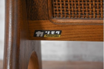 中古　カリモク家具　オールドカリモク　ラタン張り装飾が目を惹くマガジンラック　(R-087238)