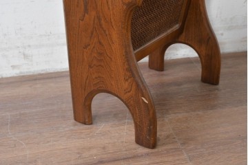中古　カリモク家具　オールドカリモク　ラタン張り装飾が目を惹くマガジンラック　(R-087238)