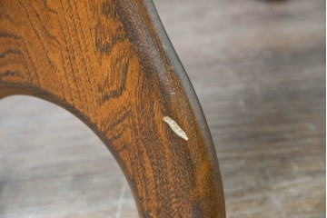 中古　カリモク家具　オールドカリモク　ラタン張り装飾が目を惹くマガジンラック　(R-087238)