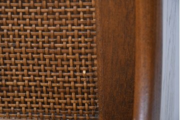 中古　カリモク家具　オールドカリモク　ラタン張り装飾が目を惹くマガジンラック　(R-087238)