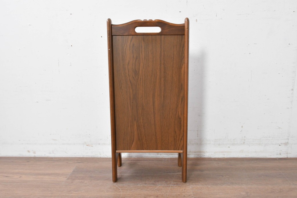 中古　カリモク家具　オールドカリモク　ラタン張り装飾が目を惹くマガジンラック　(R-087238)