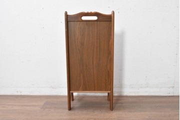 中古　カリモク家具　オールドカリモク　ラタン張り装飾が目を惹くマガジンラック　(R-087238)