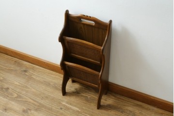 中古　カリモク家具　オールドカリモク　ラタン張り装飾が目を惹くマガジンラック　(R-087238)