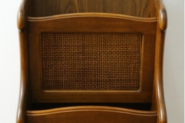 中古　カリモク家具　オールドカリモク　ラタン張り装飾が目を惹くマガジンラック　(R-087238)