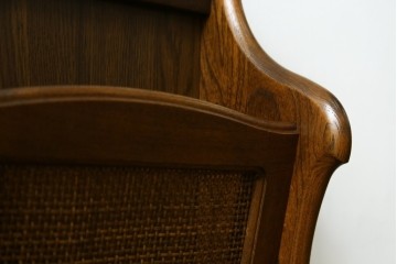 中古　カリモク家具　オールドカリモク　ラタン張り装飾が目を惹くマガジンラック　(R-087238)
