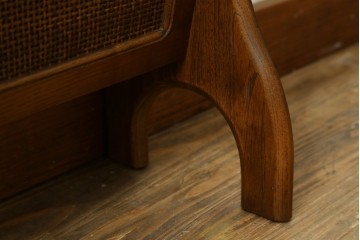 中古　カリモク家具　オールドカリモク　ラタン張り装飾が目を惹くマガジンラック　(R-087238)