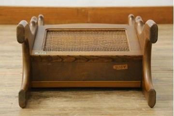 中古　カリモク家具　オールドカリモク　ラタン張り装飾が目を惹くマガジンラック　(R-087238)