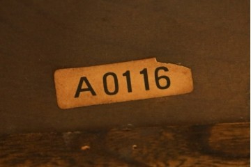 中古　カリモク家具　オールドカリモク　ラタン張り装飾が目を惹くマガジンラック　(R-087238)