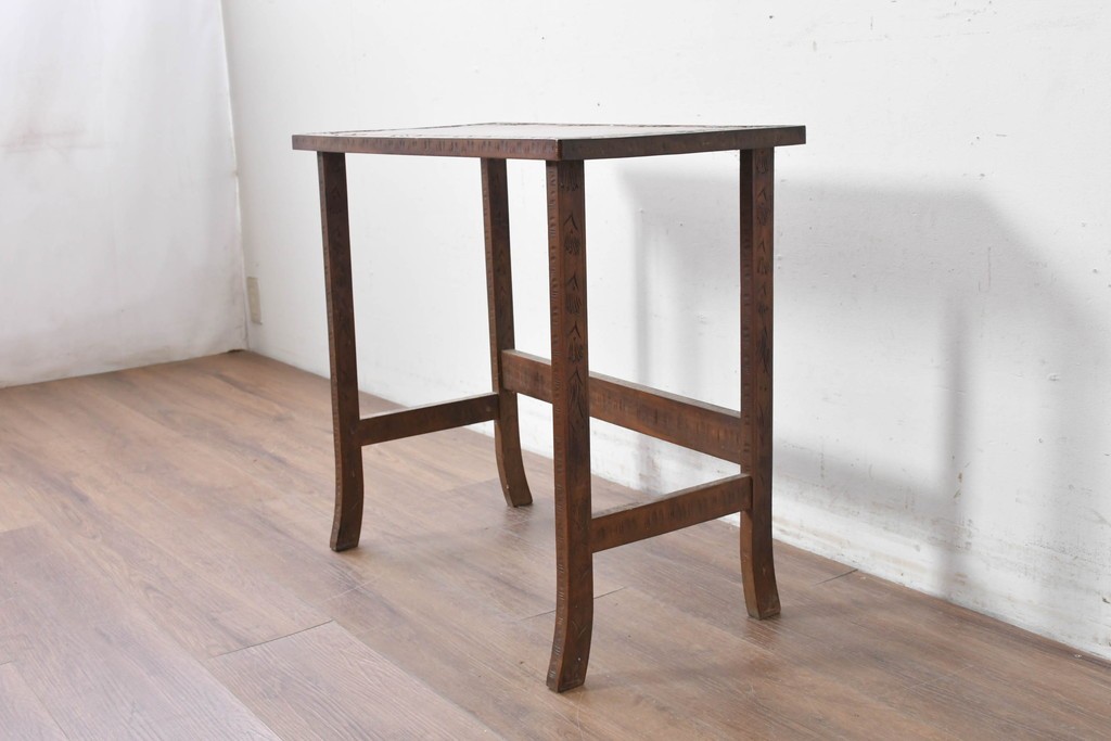 和製ヴィンテージ　軽井沢彫り　桜の彫刻が施された木製テーブル　(R-087239)