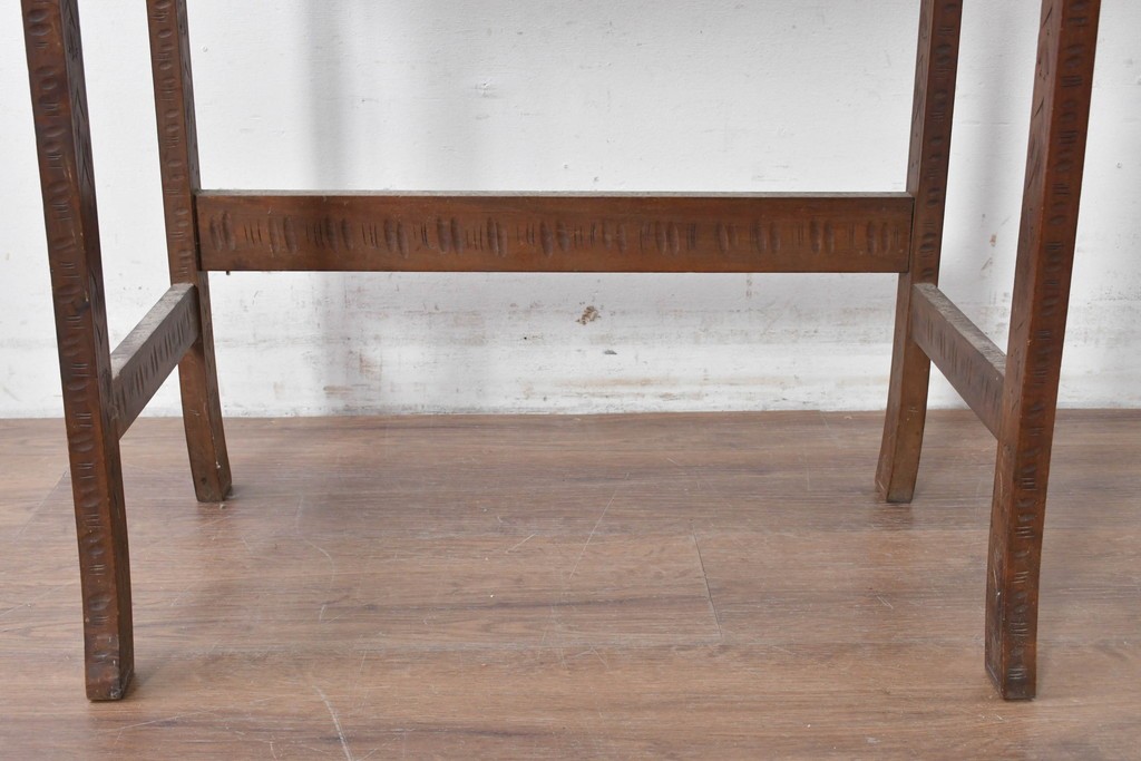 和製ヴィンテージ　軽井沢彫り　桜の彫刻が施された木製テーブル　(R-087239)