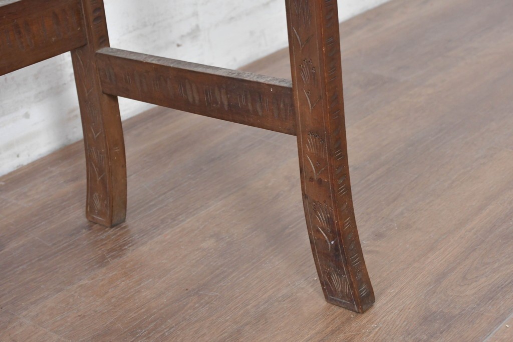 和製ヴィンテージ　軽井沢彫り　桜の彫刻が施された木製テーブル　(R-087239)