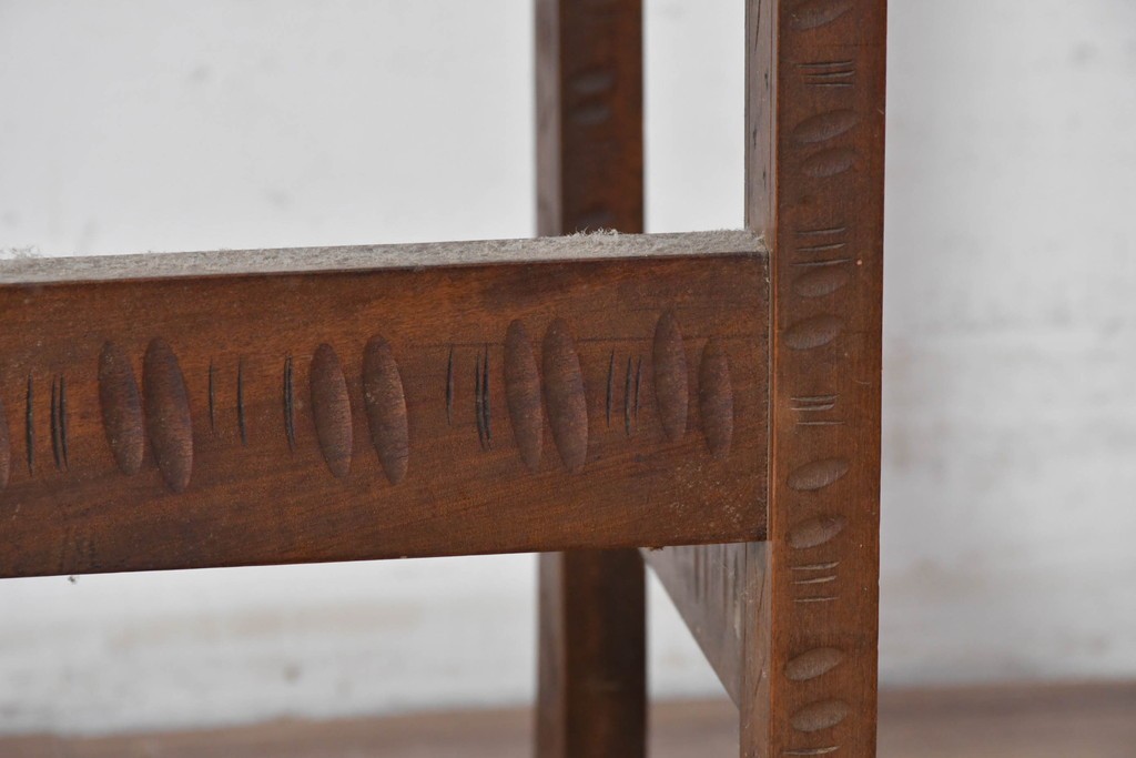 和製ヴィンテージ　軽井沢彫り　桜の彫刻が施された木製テーブル　(R-087239)