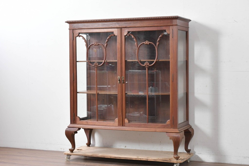 イギリスアンティーク　ソリッドウォールナット　優雅な曲線を描く猫脚のキャビネット　(R-087240)