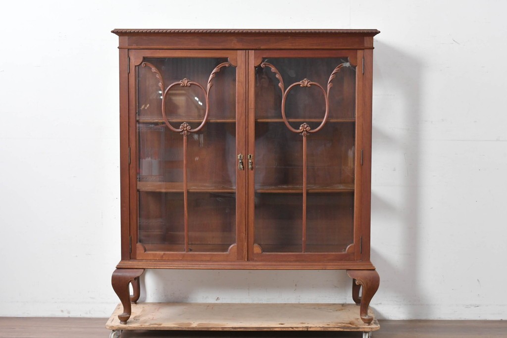 イギリスアンティーク　ソリッドウォールナット　優雅な曲線を描く猫脚のキャビネット　(R-087240)