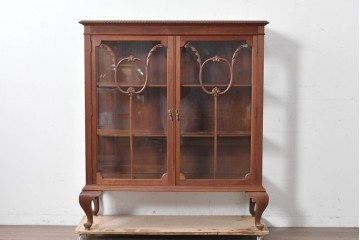 イギリスアンティーク　ソリッドウォールナット　優雅な曲線を描く猫脚のキャビネット　(R-087240)