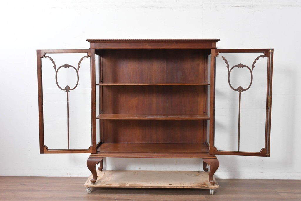 イギリスアンティーク　ソリッドウォールナット　優雅な曲線を描く猫脚のキャビネット　(R-087240)