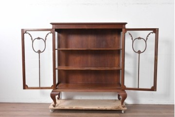 イギリスアンティーク　ソリッドウォールナット　優雅な曲線を描く猫脚のキャビネット　(R-087240)