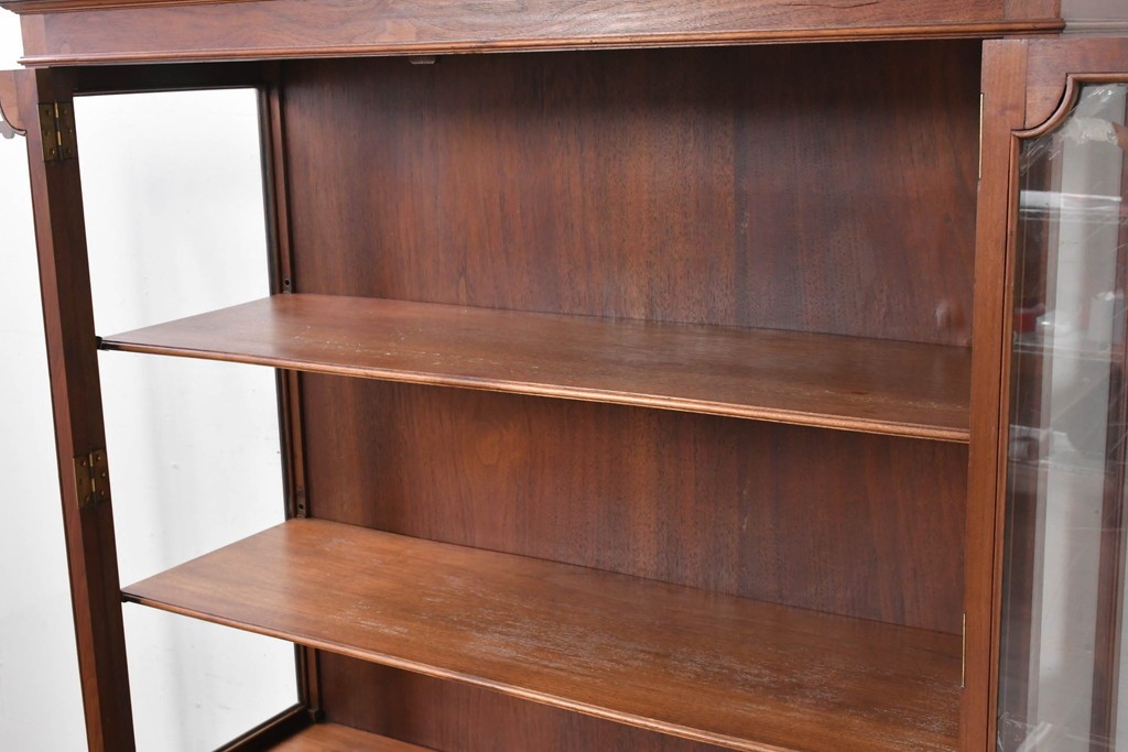 イギリスアンティーク　ソリッドウォールナット　優雅な曲線を描く猫脚のキャビネット　(R-087240)