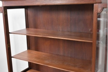 イギリスアンティーク　ソリッドウォールナット　優雅な曲線を描く猫脚のキャビネット　(R-087240)