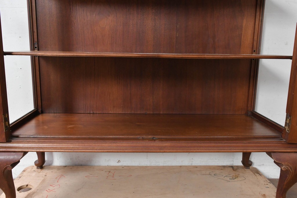 イギリスアンティーク　ソリッドウォールナット　優雅な曲線を描く猫脚のキャビネット　(R-087240)