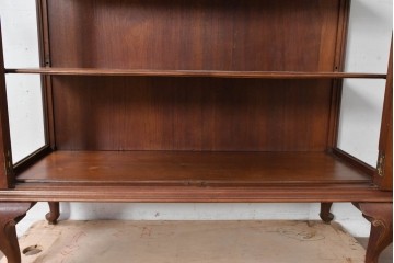 イギリスアンティーク　ソリッドウォールナット　優雅な曲線を描く猫脚のキャビネット　(R-087240)