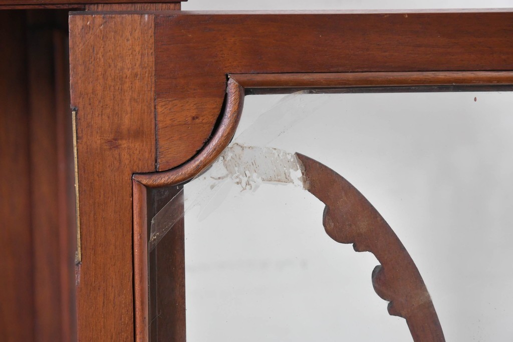 イギリスアンティーク　ソリッドウォールナット　優雅な曲線を描く猫脚のキャビネット　(R-087240)