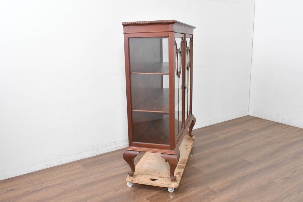 イギリスアンティーク　ソリッドウォールナット　優雅な曲線を描く猫脚のキャビネット　(R-087240)