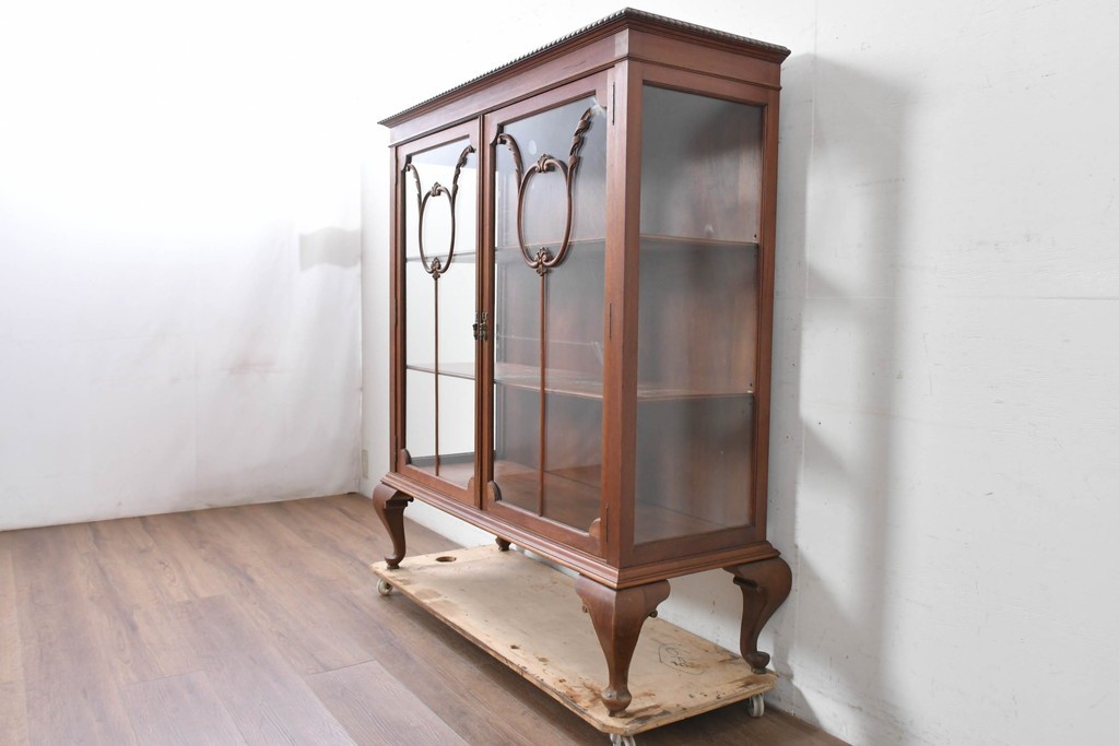 イギリスアンティーク　ソリッドウォールナット　優雅な曲線を描く猫脚のキャビネット　(R-087240)