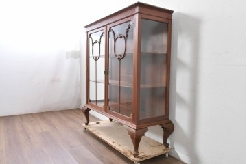 イギリスアンティーク　ソリッドウォールナット　優雅な曲線を描く猫脚のキャビネット　(R-087240)