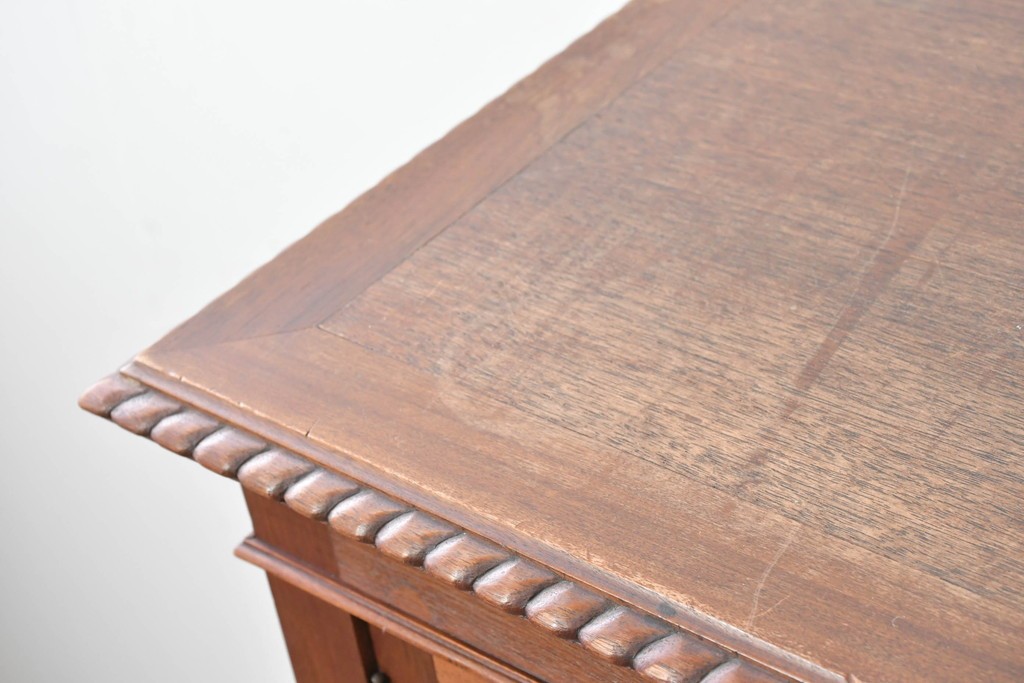 イギリスアンティーク　ソリッドウォールナット　優雅な曲線を描く猫脚のキャビネット　(R-087240)