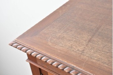 イギリスアンティーク　ソリッドウォールナット　優雅な曲線を描く猫脚のキャビネット　(R-087240)