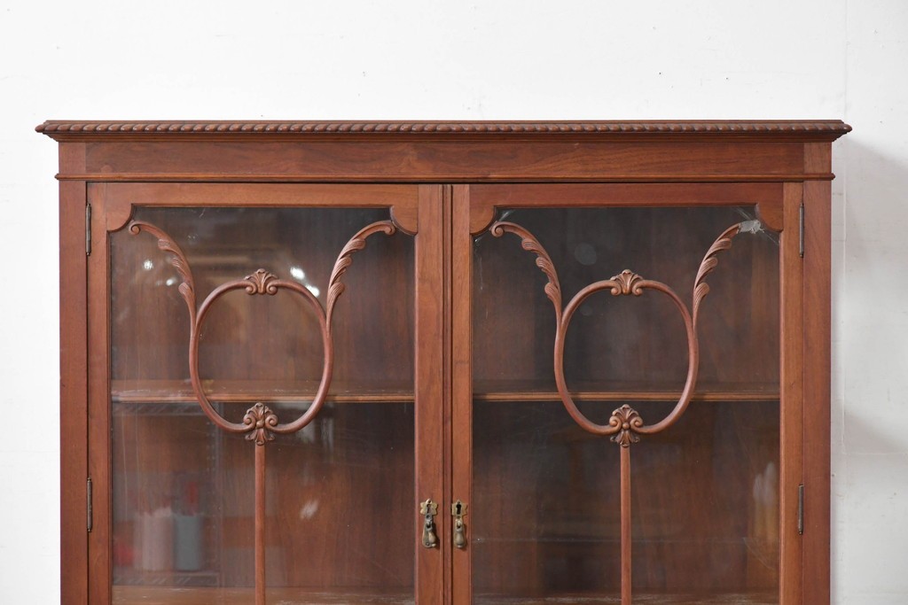 イギリスアンティーク　ソリッドウォールナット　優雅な曲線を描く猫脚のキャビネット　(R-087240)