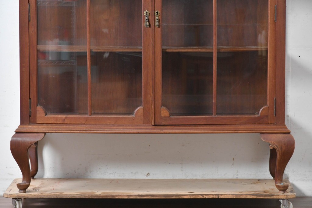 イギリスアンティーク　ソリッドウォールナット　優雅な曲線を描く猫脚のキャビネット　(R-087240)