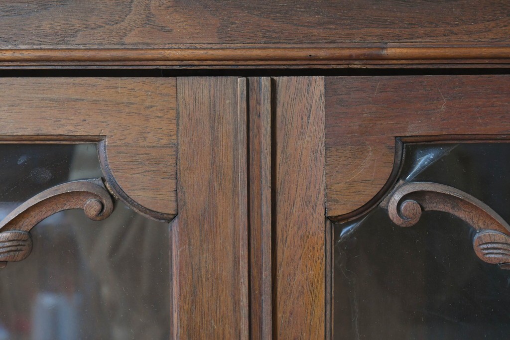 イギリスアンティーク　ソリッドウォールナット　優雅な曲線を描く猫脚のキャビネット　(R-087240)