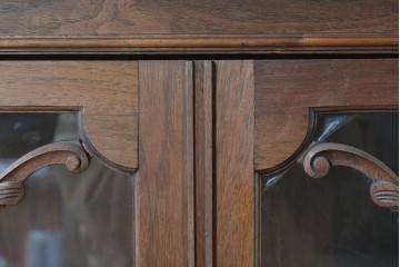 イギリスアンティーク　ソリッドウォールナット　優雅な曲線を描く猫脚のキャビネット　(R-087240)