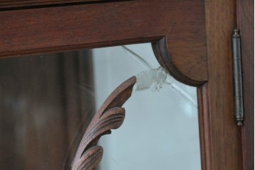 イギリスアンティーク　ソリッドウォールナット　優雅な曲線を描く猫脚のキャビネット　(R-087240)