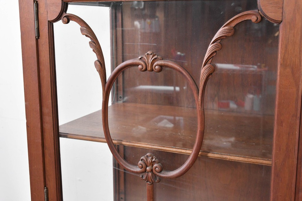 イギリスアンティーク　ソリッドウォールナット　優雅な曲線を描く猫脚のキャビネット　(R-087240)