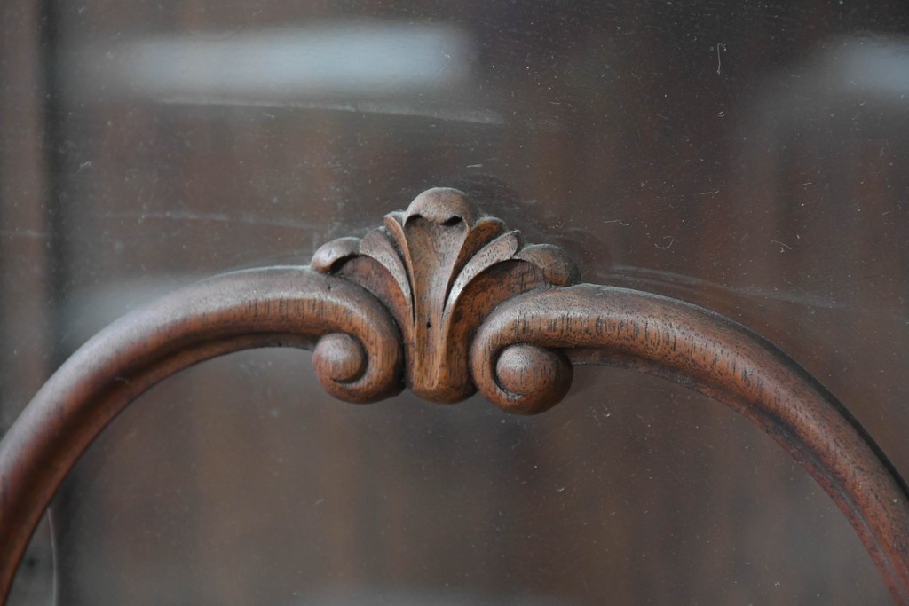 イギリスアンティーク　ソリッドウォールナット　優雅な曲線を描く猫脚のキャビネット　(R-087240)