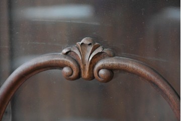 イギリスアンティーク　ソリッドウォールナット　優雅な曲線を描く猫脚のキャビネット　(R-087240)