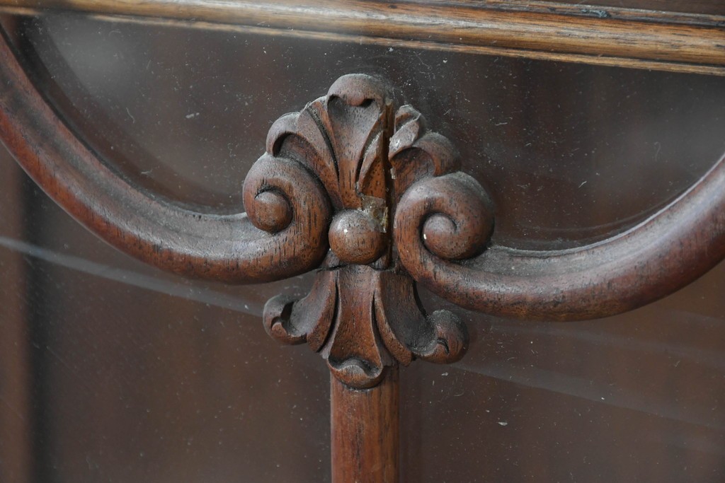 イギリスアンティーク　ソリッドウォールナット　優雅な曲線を描く猫脚のキャビネット　(R-087240)