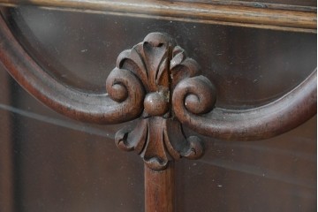 イギリスアンティーク　ソリッドウォールナット　優雅な曲線を描く猫脚のキャビネット　(R-087240)