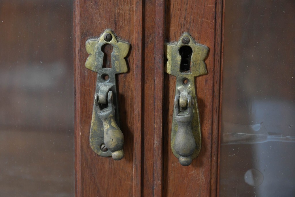 イギリスアンティーク　ソリッドウォールナット　優雅な曲線を描く猫脚のキャビネット　(R-087240)