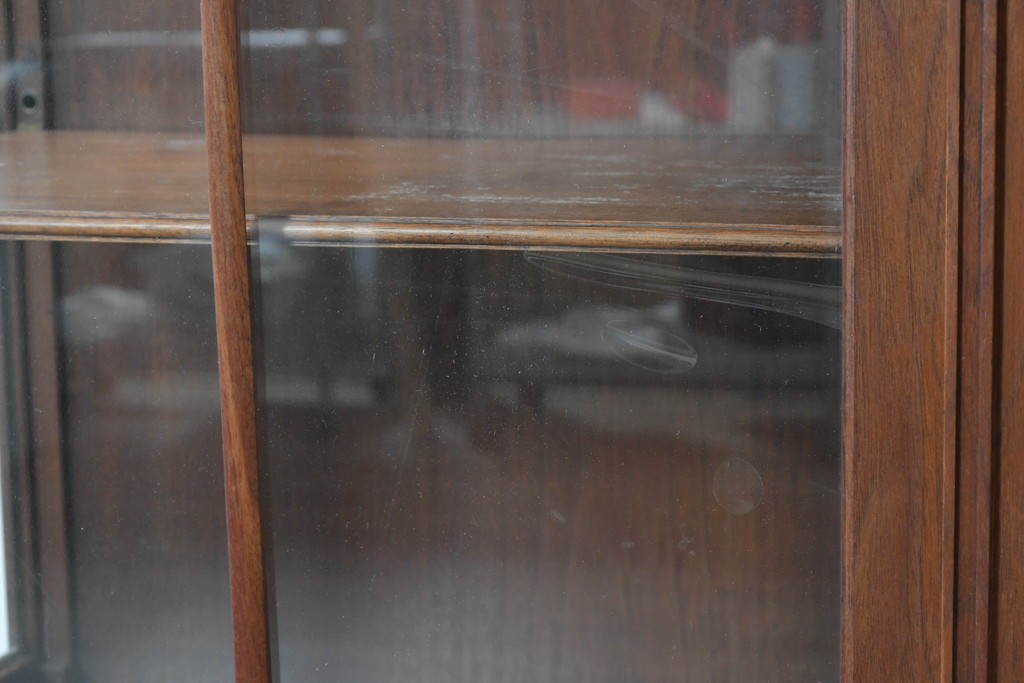 イギリスアンティーク　ソリッドウォールナット　優雅な曲線を描く猫脚のキャビネット　(R-087240)