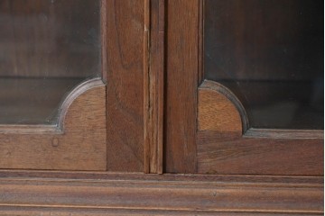 イギリスアンティーク　ソリッドウォールナット　優雅な曲線を描く猫脚のキャビネット　(R-087240)