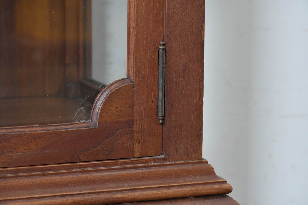 イギリスアンティーク　ソリッドウォールナット　優雅な曲線を描く猫脚のキャビネット　(R-087240)