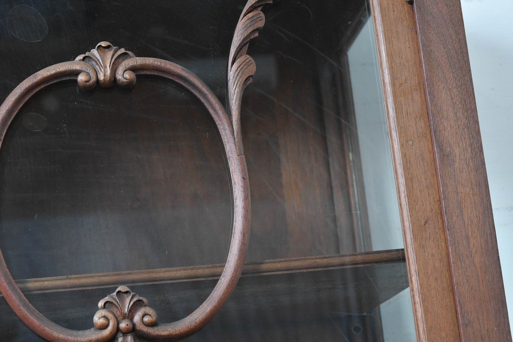 イギリスアンティーク　ソリッドウォールナット　優雅な曲線を描く猫脚のキャビネット　(R-087240)