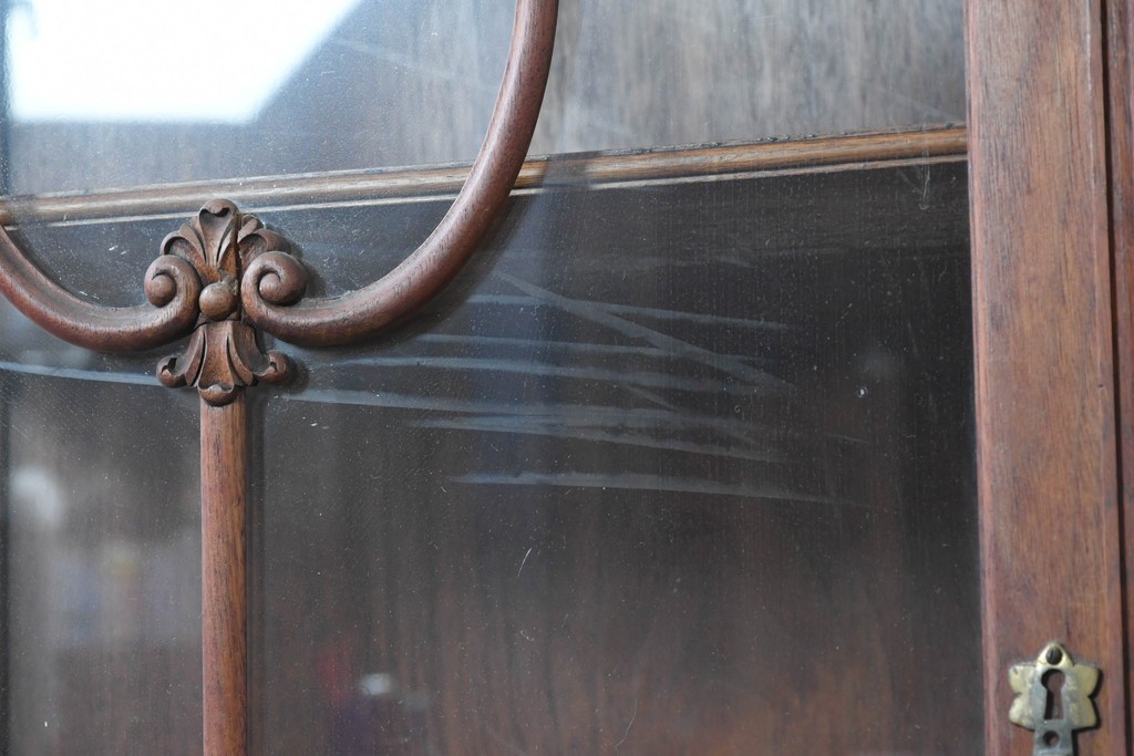 イギリスアンティーク　ソリッドウォールナット　優雅な曲線を描く猫脚のキャビネット　(R-087240)