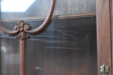 イギリスアンティーク　ソリッドウォールナット　優雅な曲線を描く猫脚のキャビネット　(R-087240)