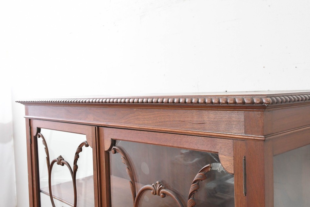 イギリスアンティーク　ソリッドウォールナット　優雅な曲線を描く猫脚のキャビネット　(R-087240)