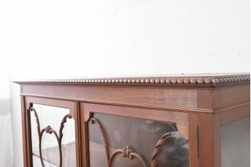 イギリスアンティーク　ソリッドウォールナット　優雅な曲線を描く猫脚のキャビネット　(R-087240)